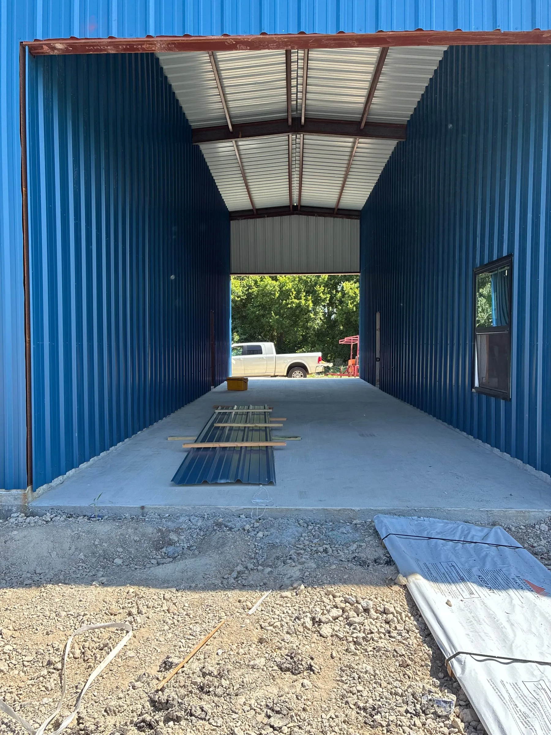 Tall central breezeway running between the home and crane-ready shop.
