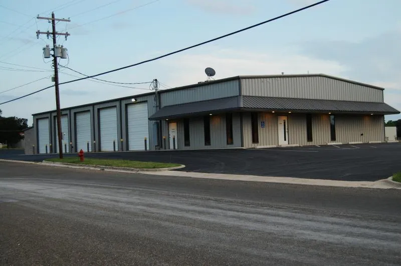 Retail metal building photo 5