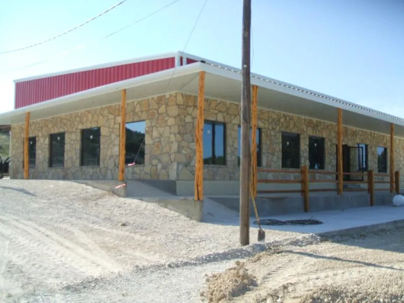 Retail metal building photo 7