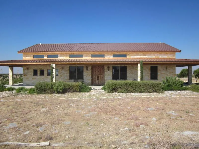 Residence 06 metal building photo 2