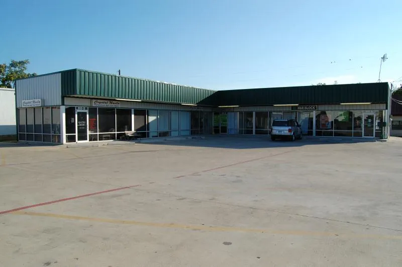 Retail metal building photo 6